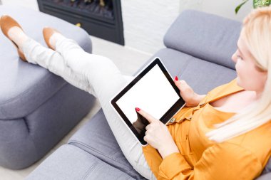 İş kadını elinde boş dokunmatik ekran aygıtı tutuyor.