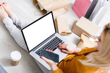 İnternetten alışveriş yapan kadın. Boş dizüstü bilgisayar ekran şablonu