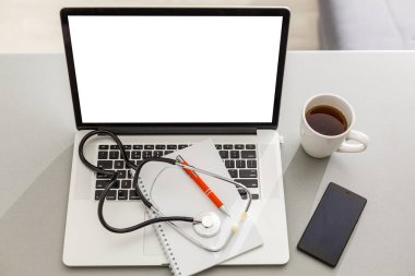 Masada boş ekran olan dizüstü bilgisayar