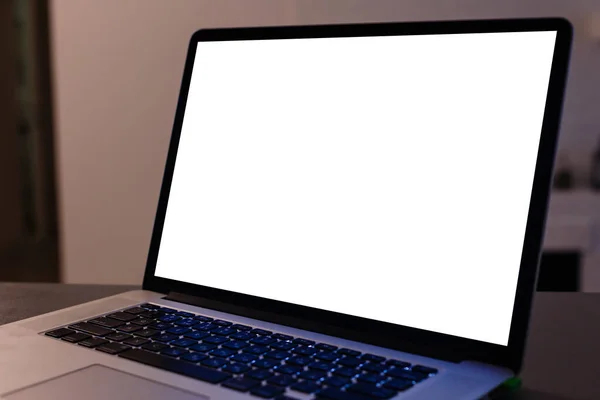 Laptop Mit Leerem Bildschirm Auf Dem Tisch — Stockfoto