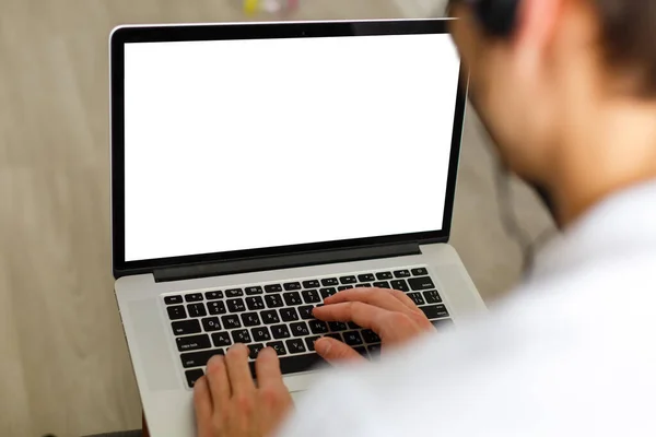 Achteraanzicht Van Een Mannelijke Persoon Voorin Open Laptop Computer Met — Stockfoto