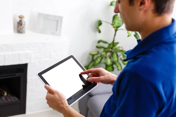 Homem Negócios Segurando Mostra Tela Sensível Toque Tablet Com Tela — Fotografia de Stock