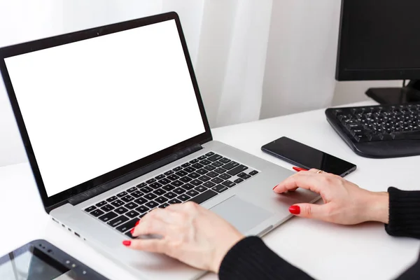 Vrouwelijke Persoon Zit Voor Open Laptop Computer Met Leeg Scherm — Stockfoto