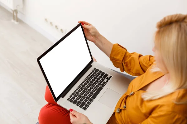 在现代咖啡店 女商人坐在开着的笔记本电脑前 用空白屏幕记录你的信息或内容 而女商人则在吃早餐时在笔记本电脑上工作 — 图库照片