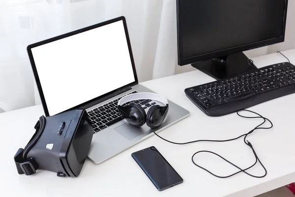 Laptop Blank Screen Table — Stock Photo, Image