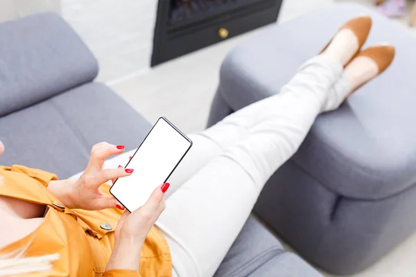 Mujer Negocios Sosteniendo Dispositivo Pantalla Táctil Blanco — Foto de Stock