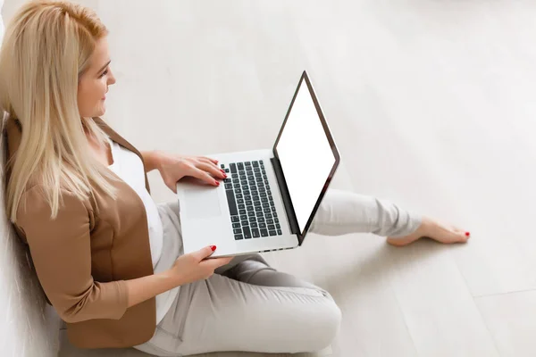Kobieta Siedząca Przy Otwartym Laptopie Pustym Ekranem Dla Informacji Lub — Zdjęcie stockowe