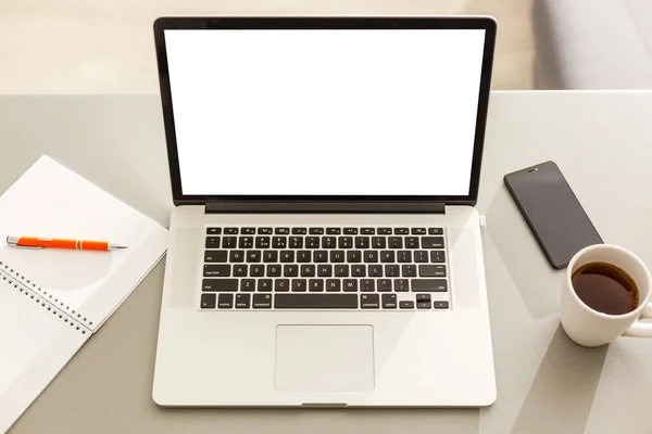 Laptop Com Tela Branco Mesa — Fotografia de Stock