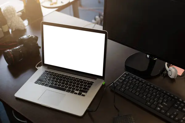 Ordenador Portátil Con Pantalla Blanco Mesa —  Fotos de Stock