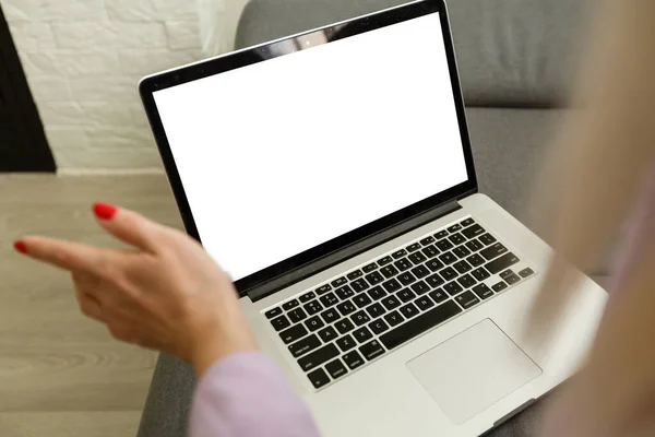 Vista Jovem Freelancer Feminino Bem Sucedido Usar Laptop Para Trabalho — Fotografia de Stock