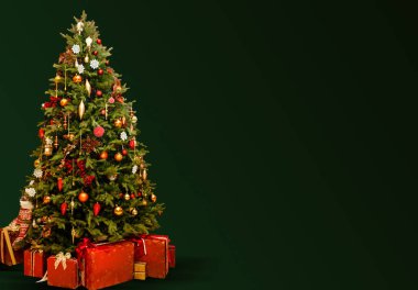 Noel 'in içinde. Sihirli parlayan ağaç, şömine, karanlıkta hediyeler