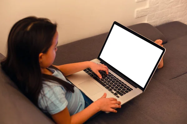 Małe Dziecko Wieku Przedszkolnym Pustym Ekranem Laptopa — Zdjęcie stockowe