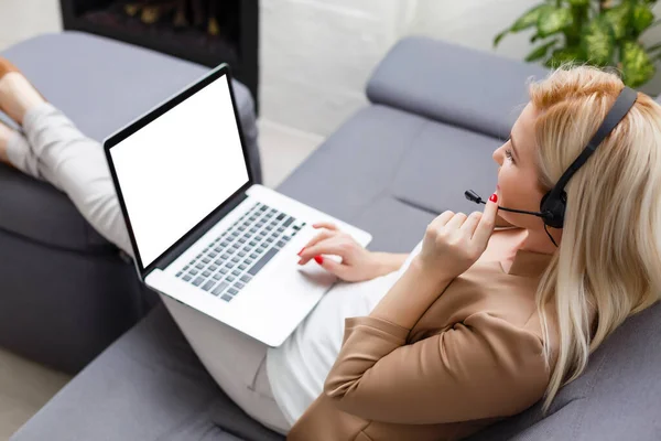 年轻成功的女性自由职业者在业余时间使用笔记本电脑进行远程工作 而女性则在屏幕上空白的手提电脑上手工键盘输入 — 图库照片