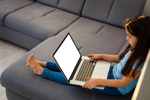 Klein Kleuter Kind Met Laptop Scherm Leeg — Stockfoto