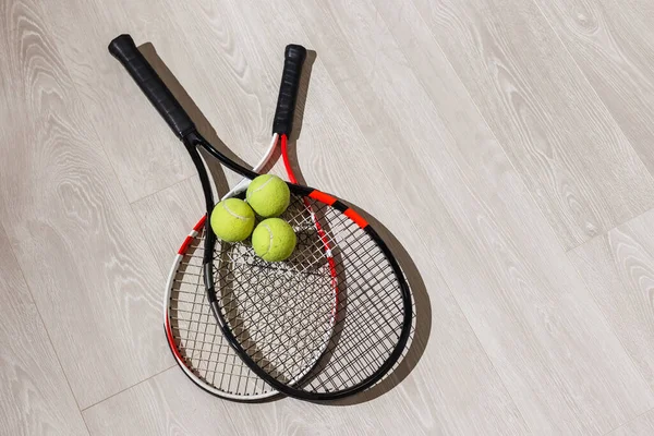 Tennis Iquipement Sur Fond Bois — Photo