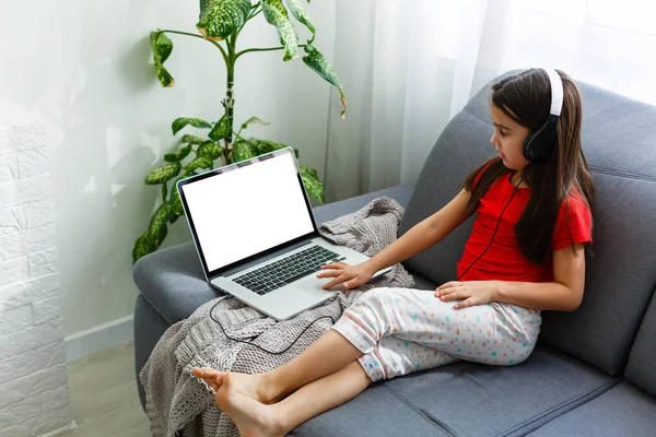 Laptop Ekranı Boş Küçük Bir Anaokulu Çocuğu — Stok fotoğraf