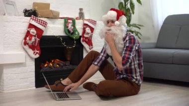Noel Baba Noel 'i arkadaşlarıyla internette kutluyor, Noel Baba' nın güzel görüntüleri internette arkadaşlarıyla Noel 'i kutluyor, Noel Baba Noel Baba Noel' i kutluyor.