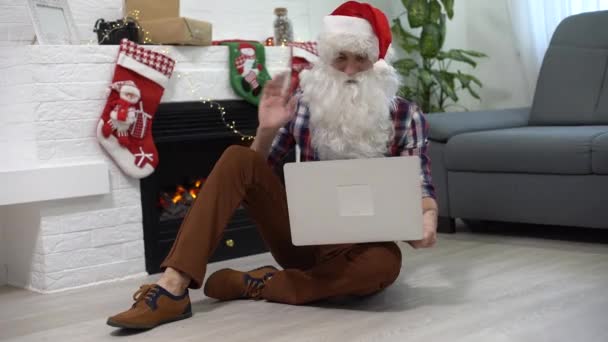 Pai Natal Moderno Alegre Papai Noel Trabalhando Laptop Sorrindo Enquanto — Vídeo de Stock