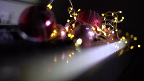 クリスマスの装飾が閉じます 新年のインテリア 幸せな休日 クリスマスの精神 休日やお祝いの概念 — ストック動画