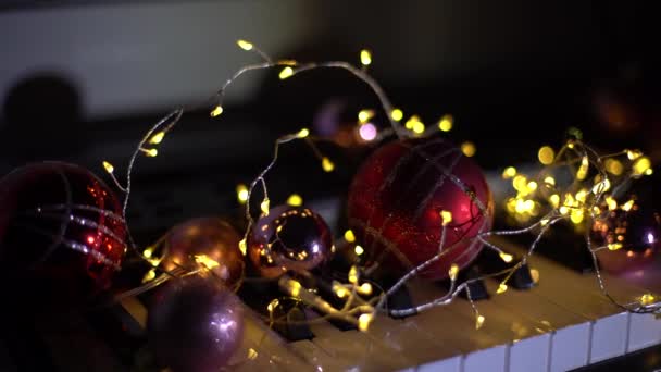 Teclas Piano Com Decorações Natal Close — Vídeo de Stock