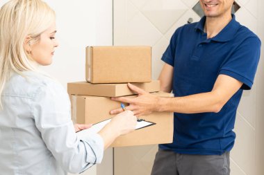 Teslimat paketini imzalayan kadın