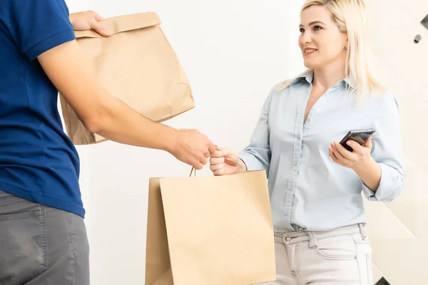 Smiling Delivery Man Giving Boxes Woman Customer Home Online Shopping — Stock Photo, Image