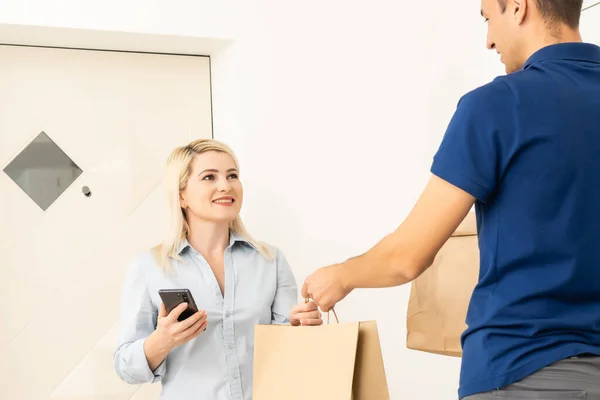 Frau Erhält Boxen Von Postbote Der Tür Hauszustellung Konzept Die — Stockfoto