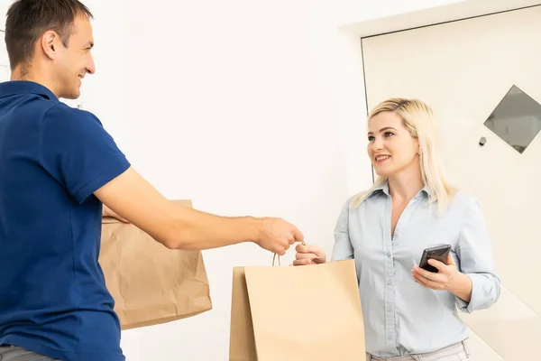 送货人拿着纸板箱 快速和免费的递送运输 网上购物和快递服务 — 图库照片