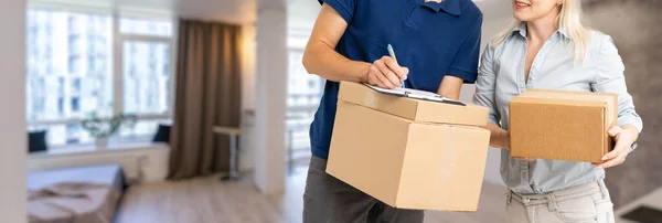 Frau Erhält Boxen Von Postbote Der Tür Hauszustellung Konzept Die — Stockfoto