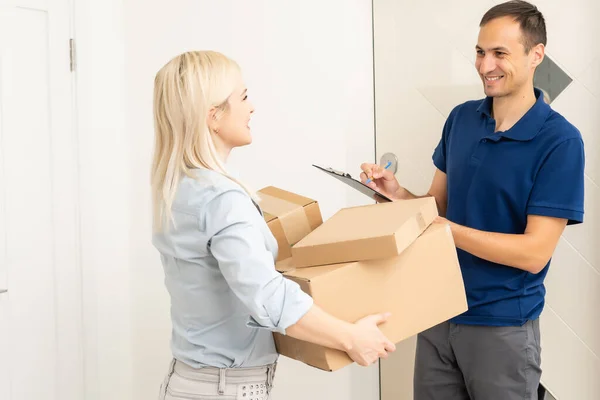 Frau Erhält Boxen Von Postbote Der Tür Hauszustellung Konzept Die — Stockfoto