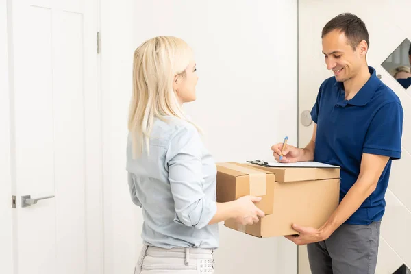 Frau Unterschreibt Elektronische Quittung Für Zugestelltes Paket — Stockfoto