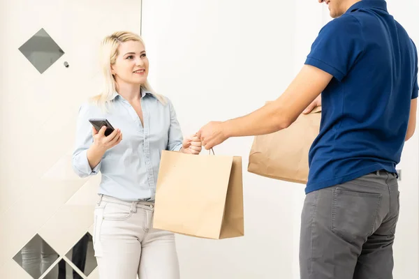 Courier Delivering Parcel Online Shopping Express Delivery — Stock Photo, Image