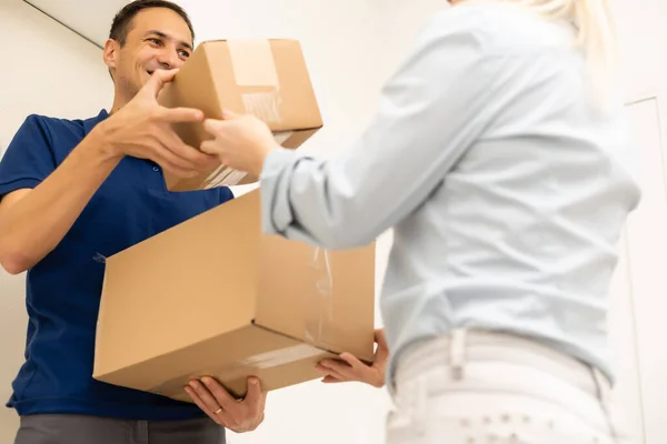 Mensajero Entregando Paquete Compras Línea Entrega Express — Foto de Stock