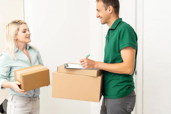 Frau Erhält Boxen Von Postbote Der Tür Hauszustellung Konzept Die — Stockfoto