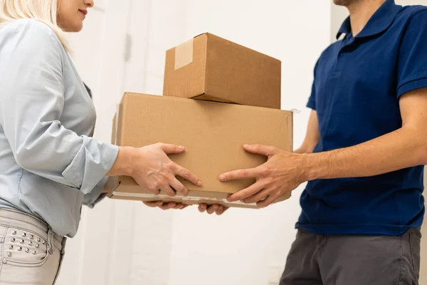 Entrega Hombre Sosteniendo Cajas Cartón Transporte Entrega Rápido Gratuito Compras — Foto de Stock