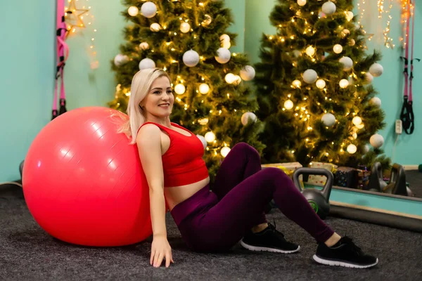 Kerst Fitness Vrouw Oefenbal Glimlachend Vrolijk Gelukkig Mooie Vrolijke Blanke — Stockfoto