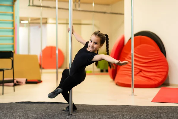 Joven Acróbata Sobre Pilón Gimnasio — Foto de Stock