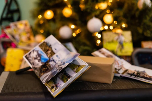 Familienfotoalbum Neben Dem Weihnachtsbaum — Stockfoto