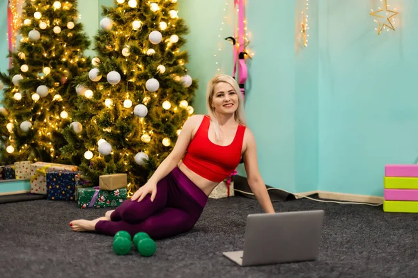 Vrouw Doet Sport Online Laptop Kerstvakantie Nieuwjaarsavond Workout Concept Voor — Stockfoto