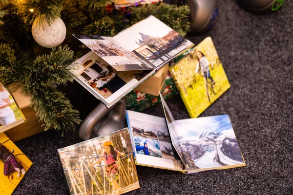 Álbum Fotos Familia Pesos Para Los Deportes Cerca Del Árbol — Foto de Stock