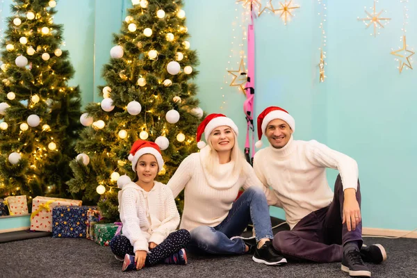 Feliz Jovem Família Com Uma Criança Segurando Presente Natal Sorrindo — Fotografia de Stock