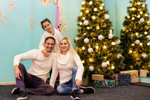 Feliz Jovem Família Com Uma Criança Segurando Presente Natal Sorrindo — Fotografia de Stock