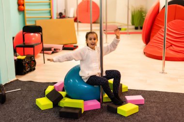 Egzersiz yapan küçük jimnastikçi kızın yakın çekimi.