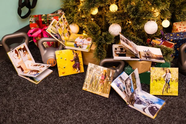 Álbum Fotos Familia Pesos Para Los Deportes Cerca Del Árbol — Foto de Stock