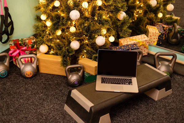 Accesorios Deportivos Sombrillas Tableta Ordenador Ramas Abeto Decoraciones Navideñas Fondo — Foto de Stock