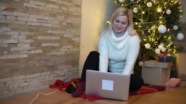 Jovem Mulher Casa Época Natal Falando Vídeo Chat Line Computador — Vídeo de Stock