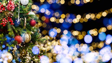  Baubles ve bulanık ışıklı Noel Ağacı. Yüksek kalite fotoğraf