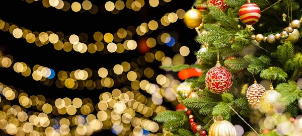 Albero Natale Con Baubles Luci Sfocate Lucenti Foto Alta Qualità — Foto Stock