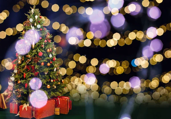 Árbol Navidad Decorado Sobre Fondo Borroso Foto Alta Calidad —  Fotos de Stock