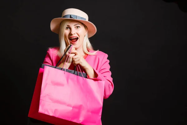 Mujer Compras Sosteniendo Bolsas Aisladas Sobre Fondo Negro Concepto Viernes —  Fotos de Stock